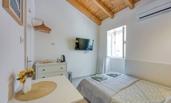 Cove Murtar Hotel | Lasta 25 Lošinj Town Twin Room, Mali Lošinj, Croatia