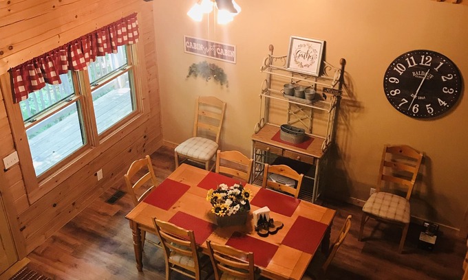 Gatlinburg - Pigeon Forge Cabina | ¡El escondite de Laura es una joya de Smoky Mt - aislada pero cerca de toda la acción!