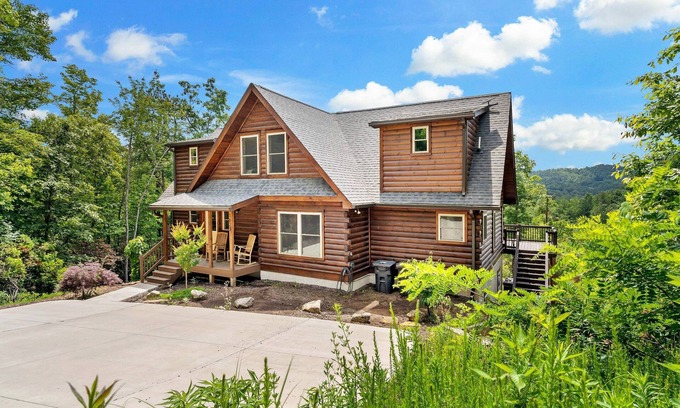 Black Mountain Cabina | Laurel Creek Falls | Pet-Friendly Log Cabin with Hot Tub, Fire Pit & Views!