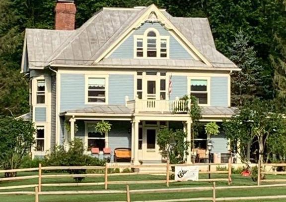 Davis Cama Y Desayuno | Laurel River Club Bed & Breakfast or LRCBNB