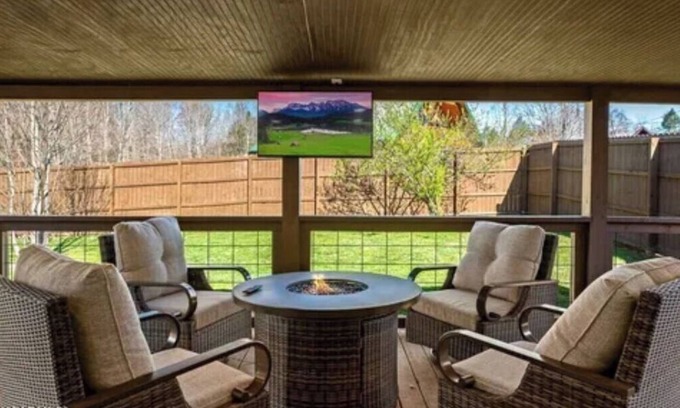 Gatlinburg - Pigeon Forge Cabaña | Laurelwood Retreat: RENTS TO FOUR ONLY, Beautiful View of Cove Mountain.