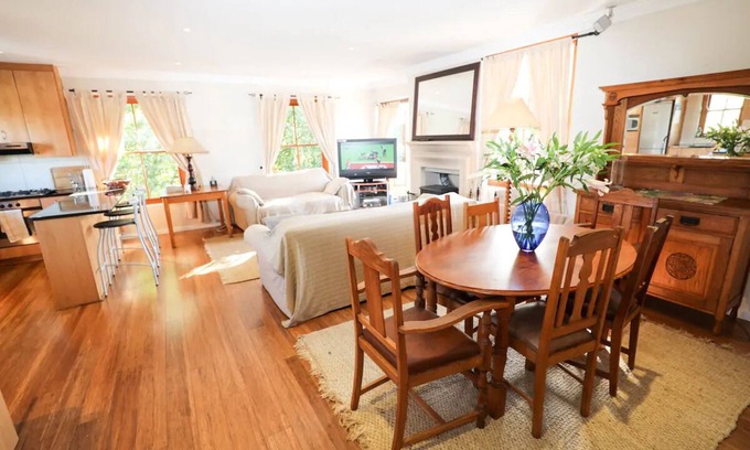 Constantia Cabaña | Lavender Cottage Upstairs 2 Bedrooms,2 Bathrooms with Magnificent mountain views
