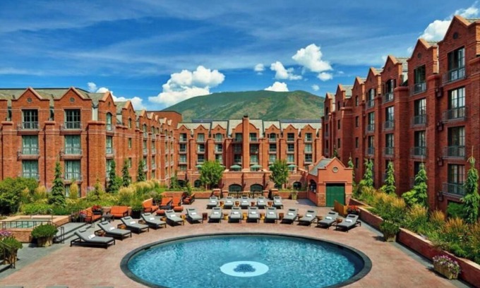 Downtown Condominio | Lavish 2BR residence at The St. Regis in downtown Aspen - pool, concierge & more