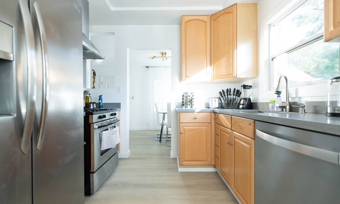 Burbank Casa | Lavish 3BD House near Universal, w/Heated Pool and Tub