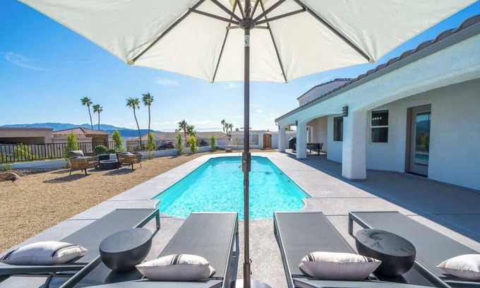 Lake Havasu City Casa | Lavish Lake Havasu Villa + Guest House Private Backyard, Pool & Fire Pit
