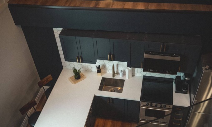 Barrie Apartamento | Lavish Loft | King Bed | 75” TV