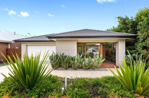 Armstrong Creek Casa | Lavish Modern Home - 10mins to Torquay & Geelong