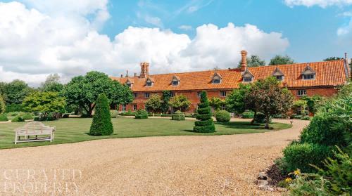 Hales Casa | Lavish Tudor Estate & Gardens - Sleeps 25
