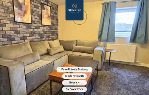 Dundee Apartamento | LAW 1 - INVOICE and REDUCED PRICE are only by SUNRISE SHORT LETS DUNDEE, 4 Rooms, 4 Beds with TV's and Fans, BRAND NEW FURNITURE, FRESHLY REDECORATED Rooms, Free Private Parking, Fully Equipped, Group Favourite, 5 mins TO CENTRE - Long Stays