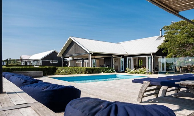 Clive Casa | Lawn Road Retreat