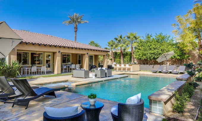 Indio Casa | LUX 7BR Modern Estate - ¡Gestionado profesionalmente! Remodelado, piscina, spa, pozo de fuego