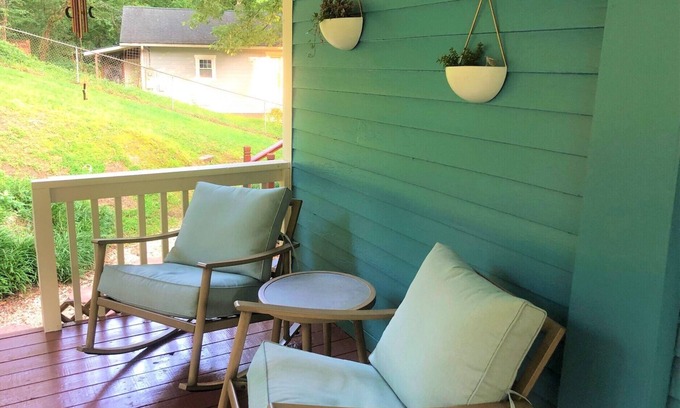 Oakley Casa | Laze Daze Hideaway Comfortable 2-Bedroom Bungalow