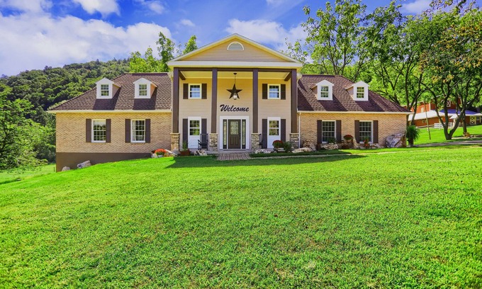 Laurelton Otro | Lazy 8 is a remodeled historical farmhouse in the countryside of Snyder Co., PA
