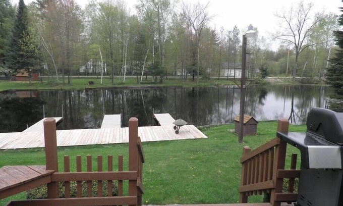 Cadillac Casa | Lazy Acorn "Yellow Perch" Waterfront Home en el lago Mitchell Canal