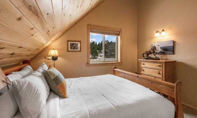 Lazy Acres Casa | Lazy Acres 6 Min to Yellowstone NP- Mule Deer Cabin