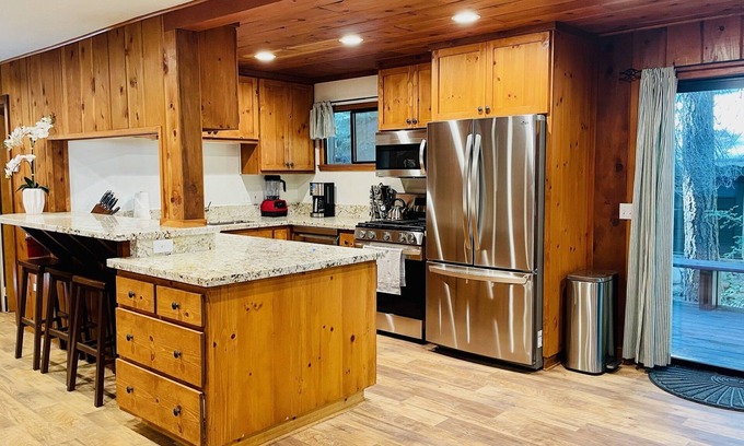 Donner Lake Woods Casa | Lazy Bear Bungalow Pet Friendly Lake Escape