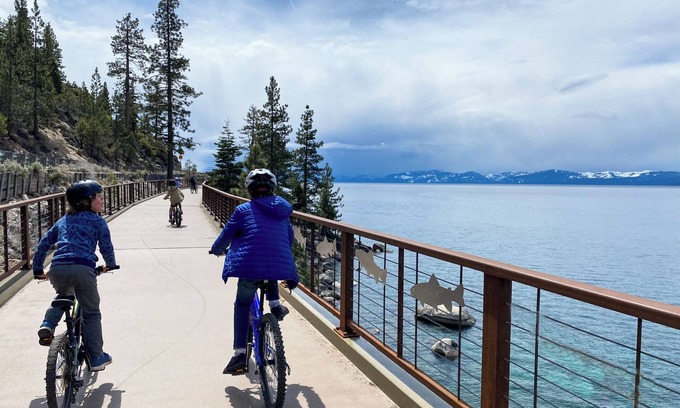 Tahoe Paradise Cabina | Lazy Bear Cabin- 3 ski areas nearby, Families, Pets-Fenced Yard, Foosball Fun