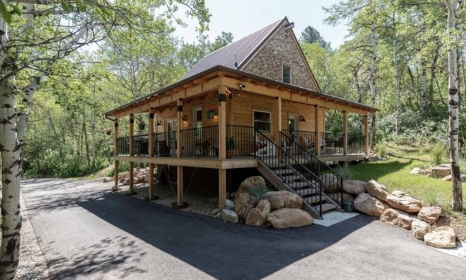 Bozeman Cabina | Lazy Bear Cabin- 2 bdrm 2 bath. 10min to downtown and convenient to everything.