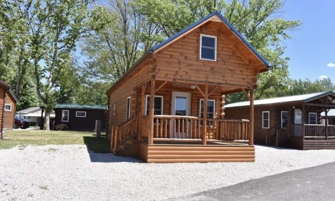 Ashtabula Cabina | Lazy Bear Cabin in between Geneva-on-the-Lake and the Historic Ashtabula Harbor