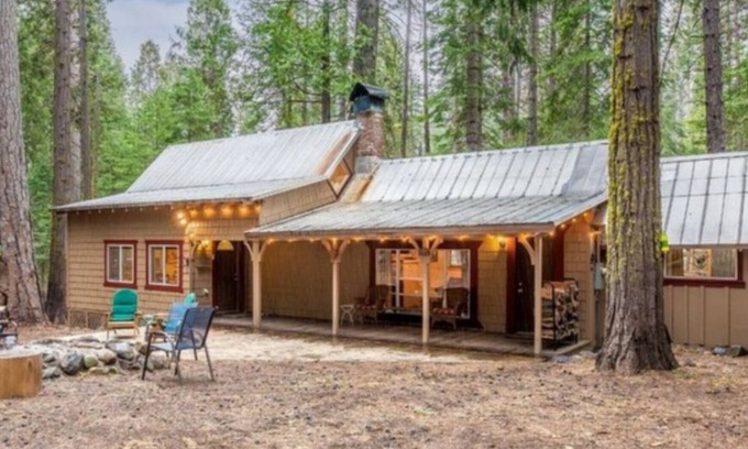 Camp Connell Cabina | LAZY BEAR CABIN! Sleeps 10-12, wheelchair accessible, great Highway 4 location.