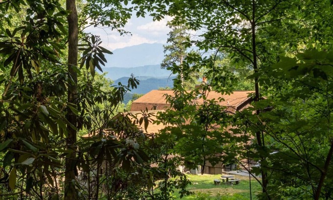 Gatlinburg - Pigeon Forge Apartamento | Lazy Bear Cabin w/ Breathtaking Views!