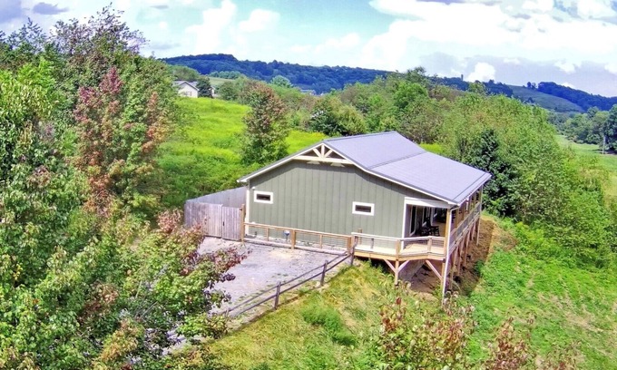 Jefferson Cabina | Lazy Bear Lodge-Open for Bookings! Hot Tub, Fire Pit, WIFI, Pets Considered