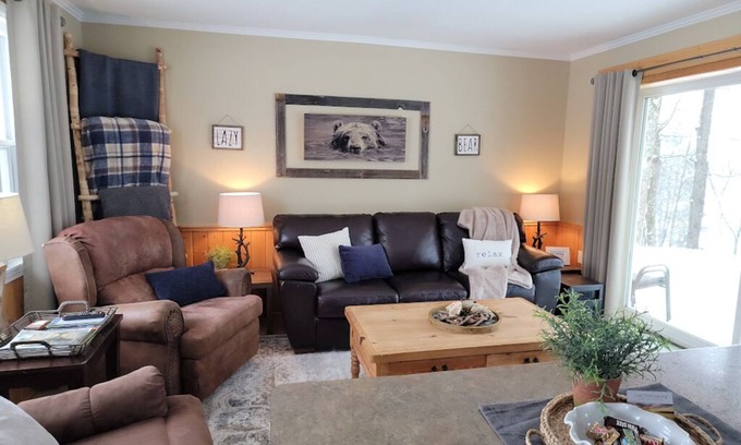 Lake Tomahawk Condominio | Lazy Bear Lodge with Boat Slip on Lake Tomahawk