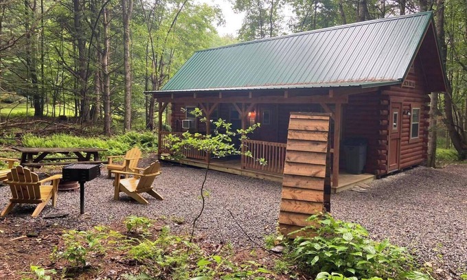 Leeper Cabina | Lazy Bear Log Cabin near Cook Forest State Park