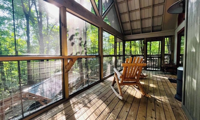 Helen Cabina | Lazy Bear Treehouse Pet Friendly & Min to Helen!