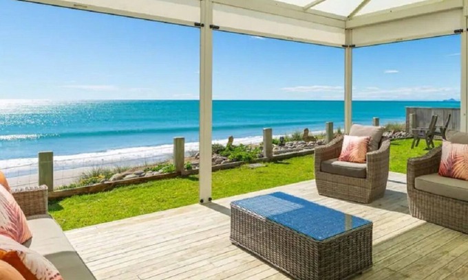 Bay of Plenty Region Cabaña | Lazy days beach front cottage