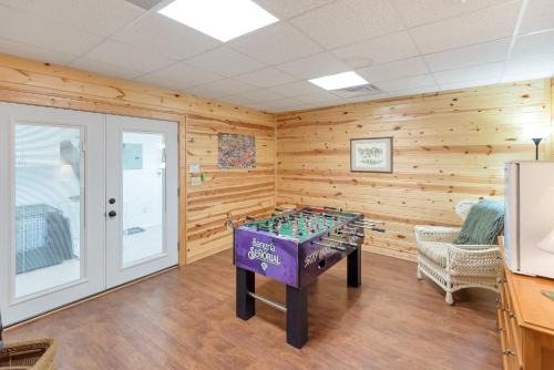 Jefferson Casa | Lazy Dog Log Cabin, Hot Tub, Fishing Lake, New River Access, Foosball
