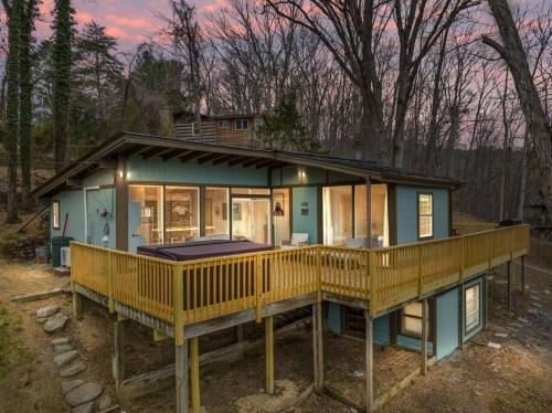 Luray Casa | Lazy Lake 3BR Cabin w/Mtn Views + Hot Tub +Wi-Fi