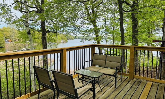 Leeds and the Thousand Islands Cabina | Lazy Maple Cabin on Charleston Lake