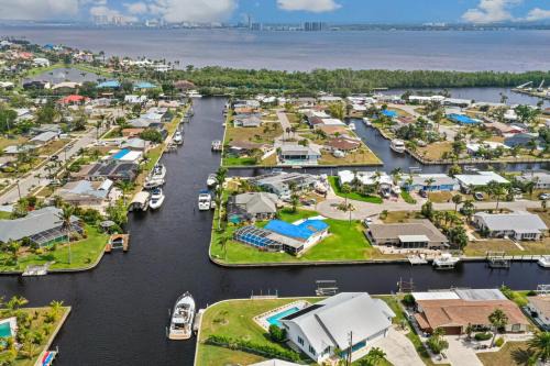 Lochmoor Waterway Estates Casa | Lazy Palm Retreat Heated Pool Jacuzzi Gulf Canal
