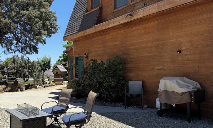 Weldon Cabina | Lazy Pine Ranch-Quiet or Outdoor Adventure Getaway that includes Wi-Fi and AC