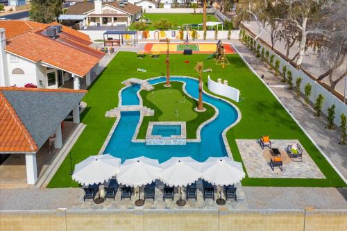 Glendale Casa | Lazy River Luxe 6 BR Sleeps 16 Pickleball Hot Tub