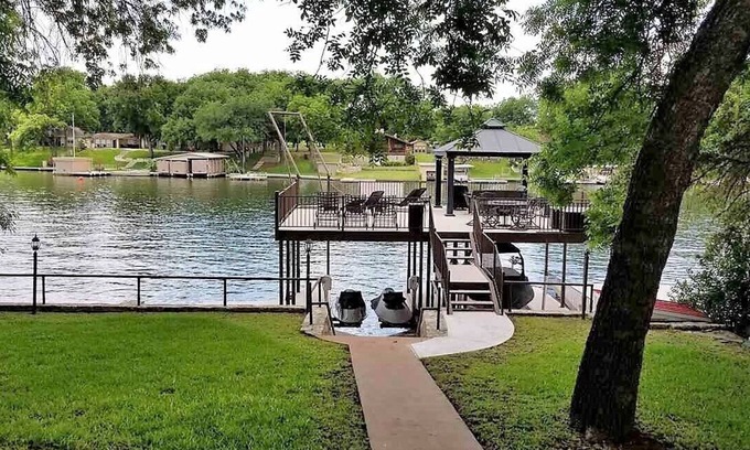 Marble Falls Casa | LBJ Open Water Home w / Dock de cuerda y muelle de 2 niveles
