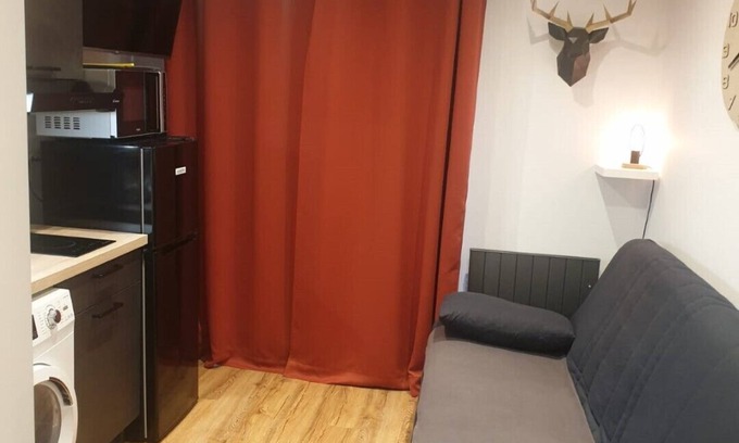 Bernex Apartamento | Le 211-skiing and hiking -laundry -parking.