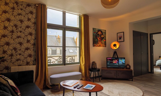 Saumur Apartamento | Le 5, Charming apartment, Saumur town center. View of St Peter's Square and Church