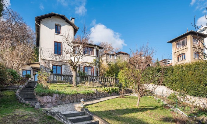Lyon City Centre Villa | La casa de la familia Belvedere con jardín y vistas a Lyon