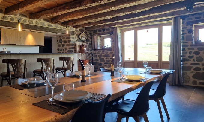 Laguiole Chalet De Esquí | Le Buron de Laguiole, peaceful setting on the Aubrac plateau, near Laguiole