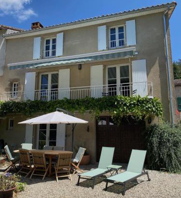 Confolens Casa | Le Caprice garden, river and chateau