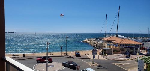 Frejus Port Apartamento | LE CAPITOLE Vue mer Studio cabine 27m2 les pieds dans leau 2 adultes 2 enfants clim et garage