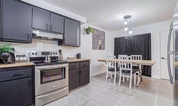 Laval Apartamento | Le Cardinal Moderne-Wi-Fi rapide. Family-sized all included!