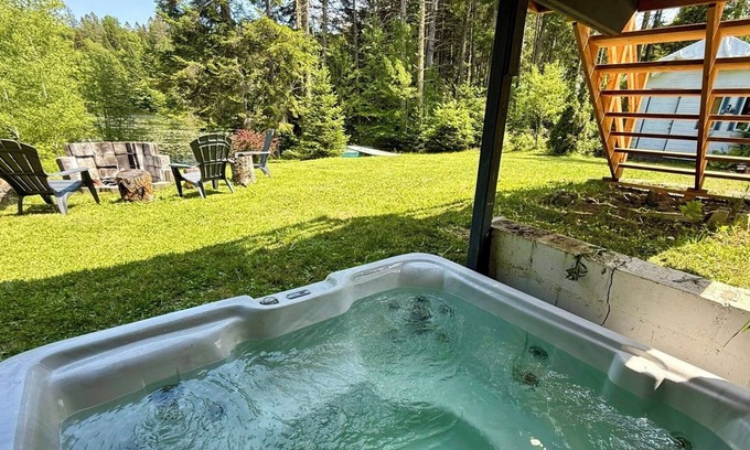 St-Adolphe-d'Howard Chalet De Esquí | Le Chalet Blanc, lakefront with jacuzzi