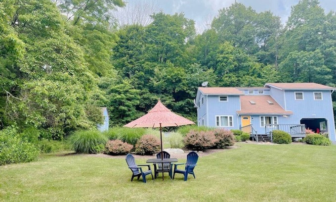 Stroudsburg Chalet De Esquí | Le Chalet Blue near Camelback, Poconos, 6Bed, Sleeps 10, Pool