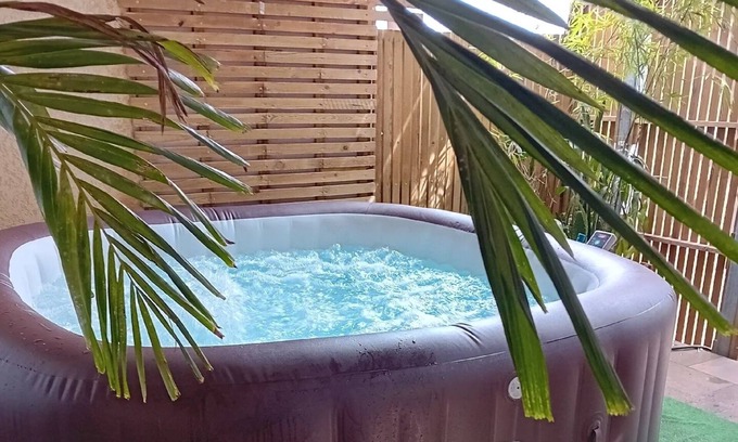 La Riviere Saint-Louis Casa | Le Chapeau de Paille, house with private Jacuzzi, between mountains and sea.