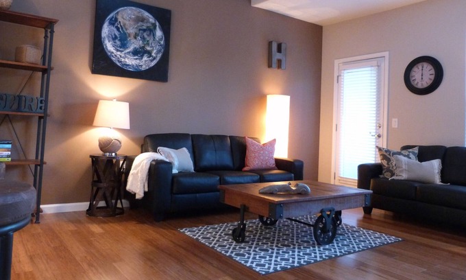 Regency Park Casa | Le Dawn - Lujo, al lado del centro, aeropuerto, Sleep Train Arena, piscina, jacuzzi, gimnasio