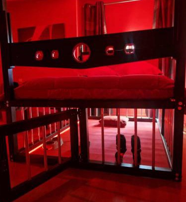 Serignac Cama Y Desayuno | Le Donjon de la Garonne Suite BDSM