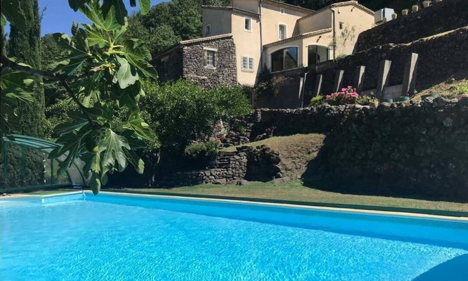 Rochessauve Apartamento | Le figuier" apartment nestled in greenery at the foot of the river